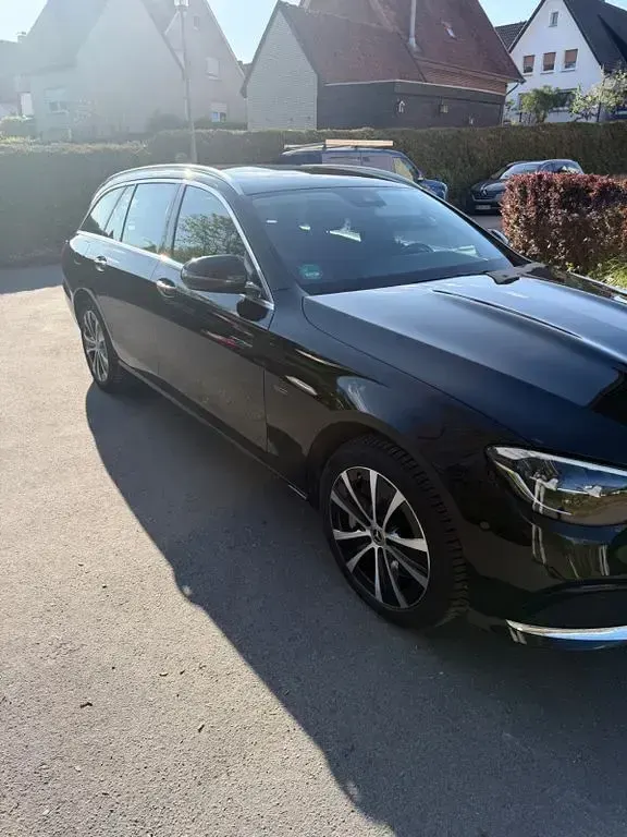 Używany Mercedes E300 306 KM (225 kW) 2021 Czarny Sedan/Limuzyna