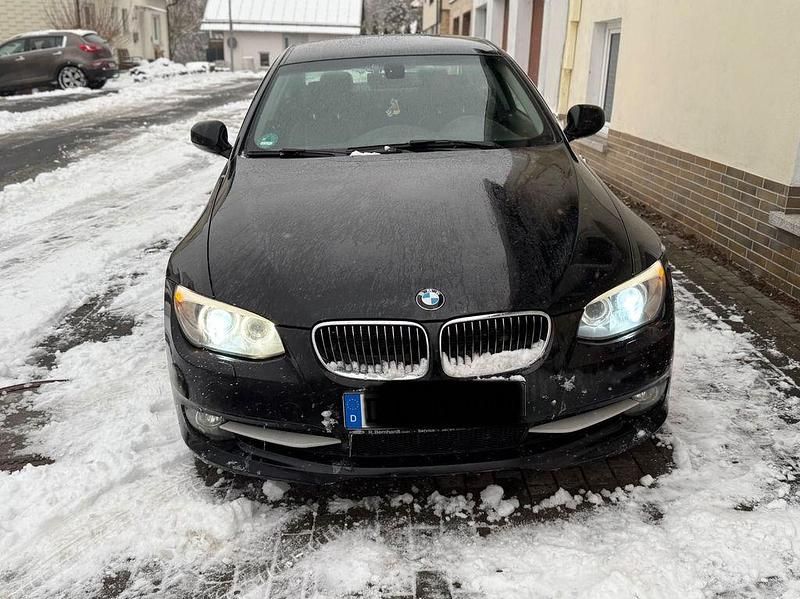 Schwarz Gebraucht 2011 BMW 330 Coupé | 11.100 € (Fairer Preis) - Bild 1/4