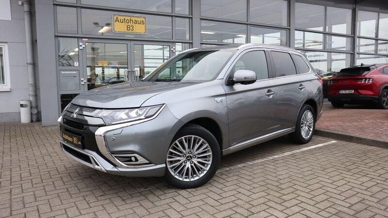 Grau Gebraucht 2019 Mitsubishi Outlander P-HEV Edition SUV | 20.902 € (Fairer Preis) - Bild 1/4