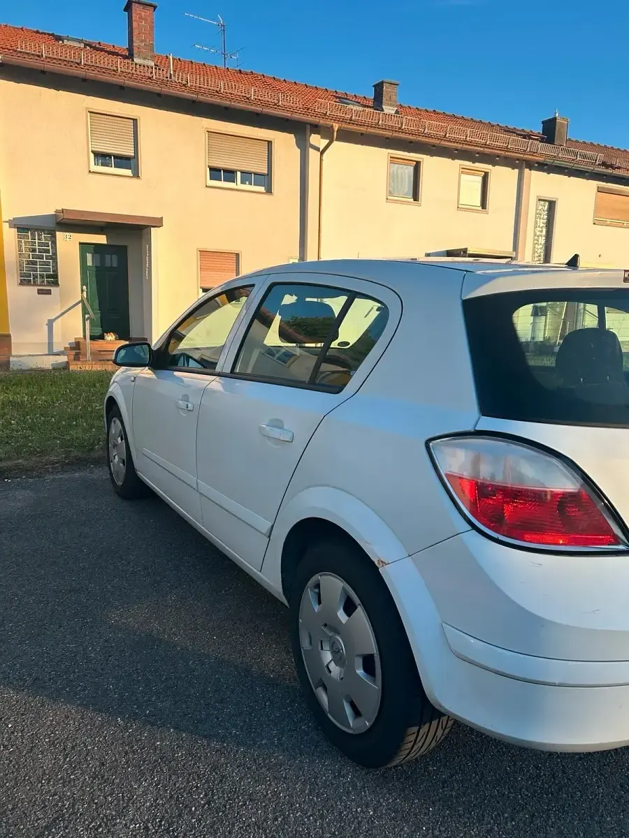 Gebraucht Opel Astra 110 PS (80 kW) 2006 Weiß Limousine