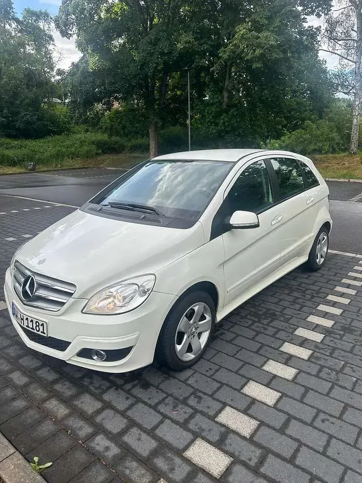 Gebraucht Mercedes B180 109 PS (80 kW) 2011 Weiß Kleinwagen
