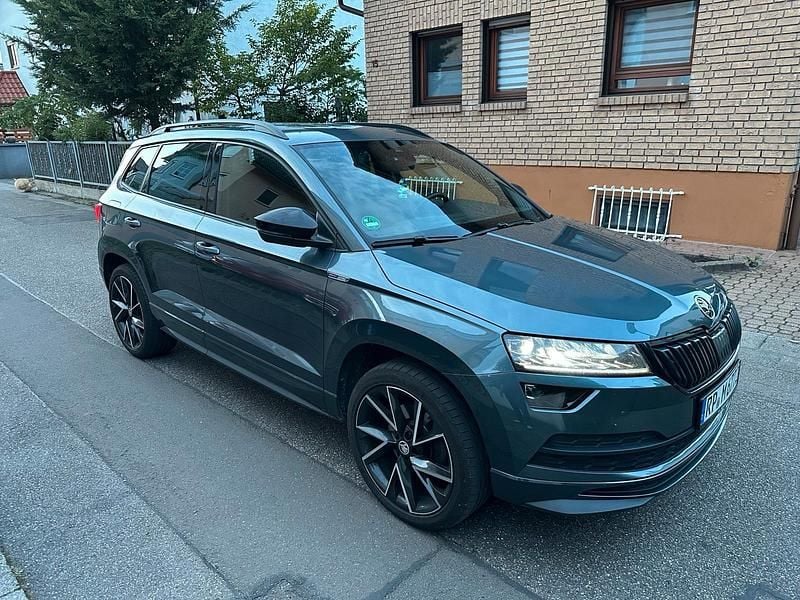 Grau Gebraucht 2021 Skoda Karoq SportLine SUV | 20.999 € - Bild 1/4