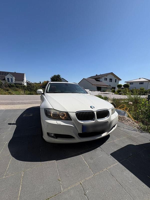 Weiß Gebraucht 2011 BMW 330 Kombi | 7.500 € (Superpreis) - Bild 1/4