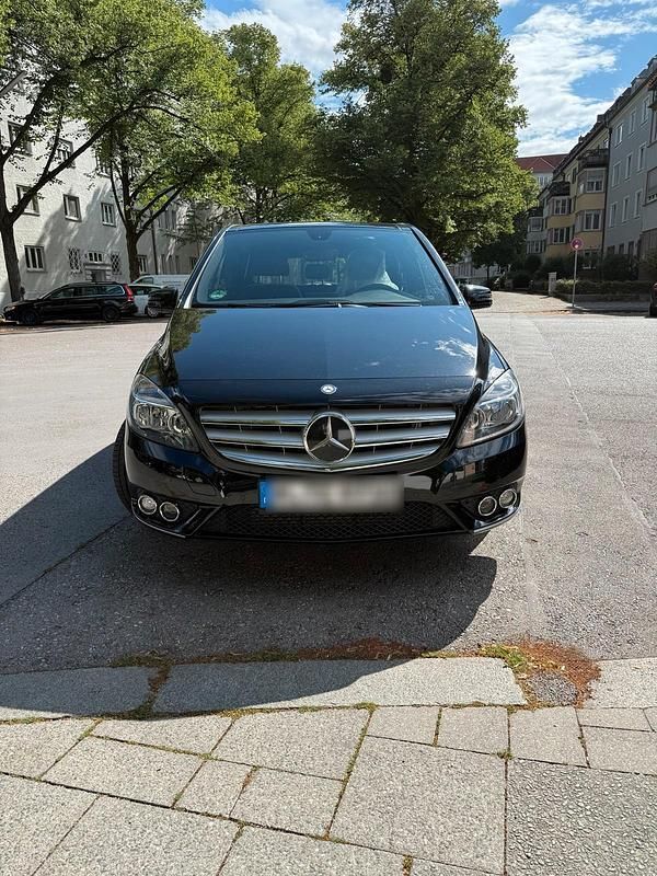 Schwarz Gebraucht 2013 Mercedes B180 Van / Kleinbus | 10.200 € - Bild 1/4