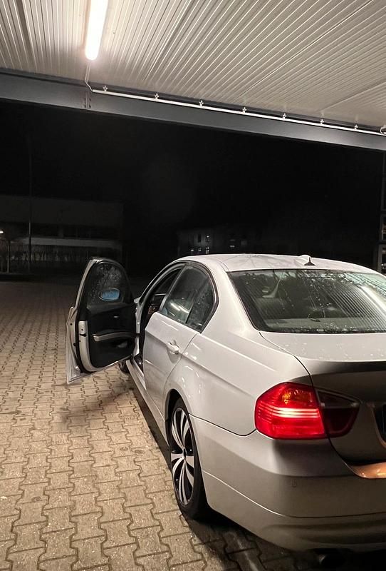 Gebraucht BMW 320 150 PS (110 kW) 2006 Grau Limousine