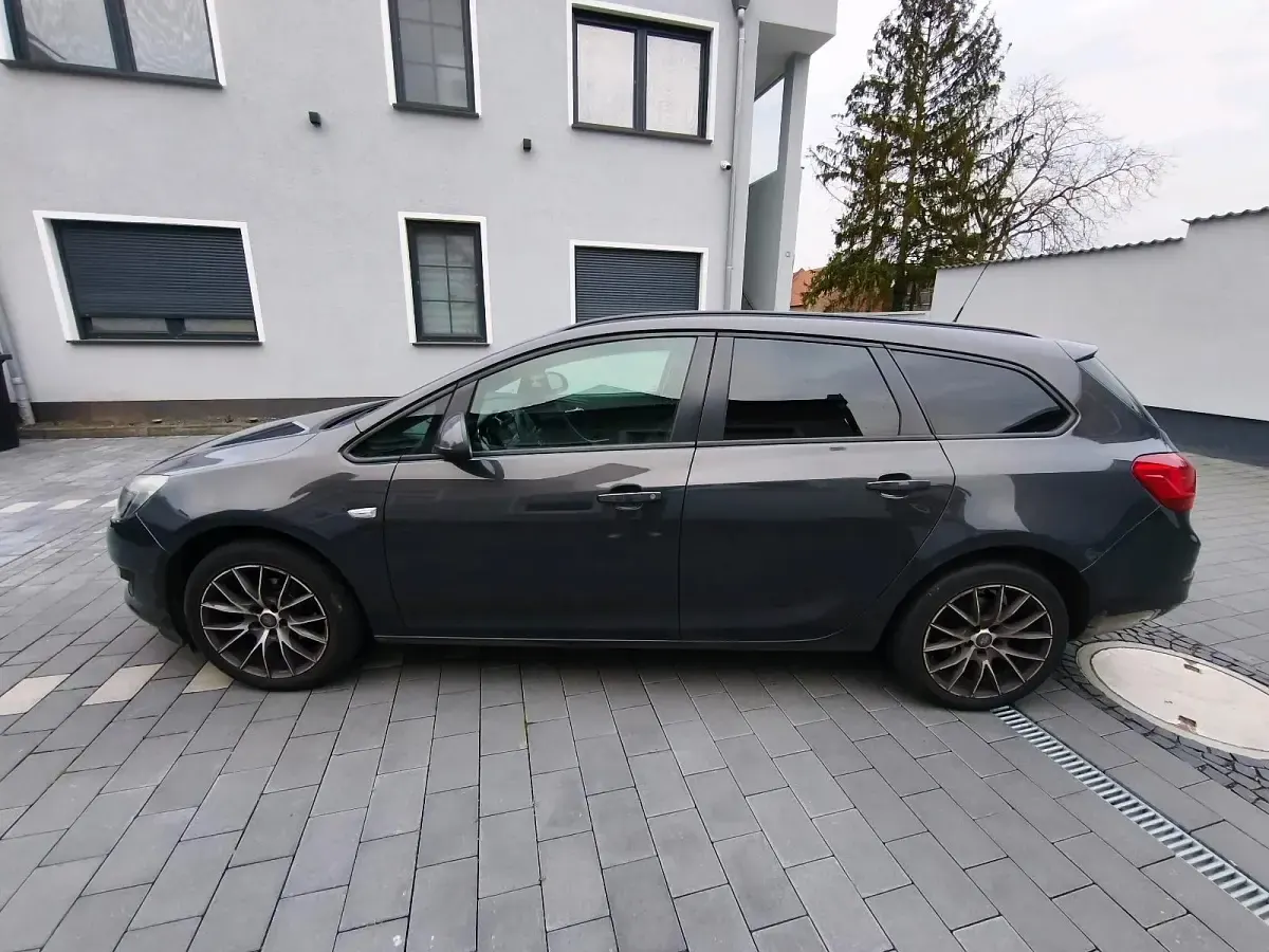 Gebraucht Opel Astra 140 PS (102 kW) 2012 Grau Kombi