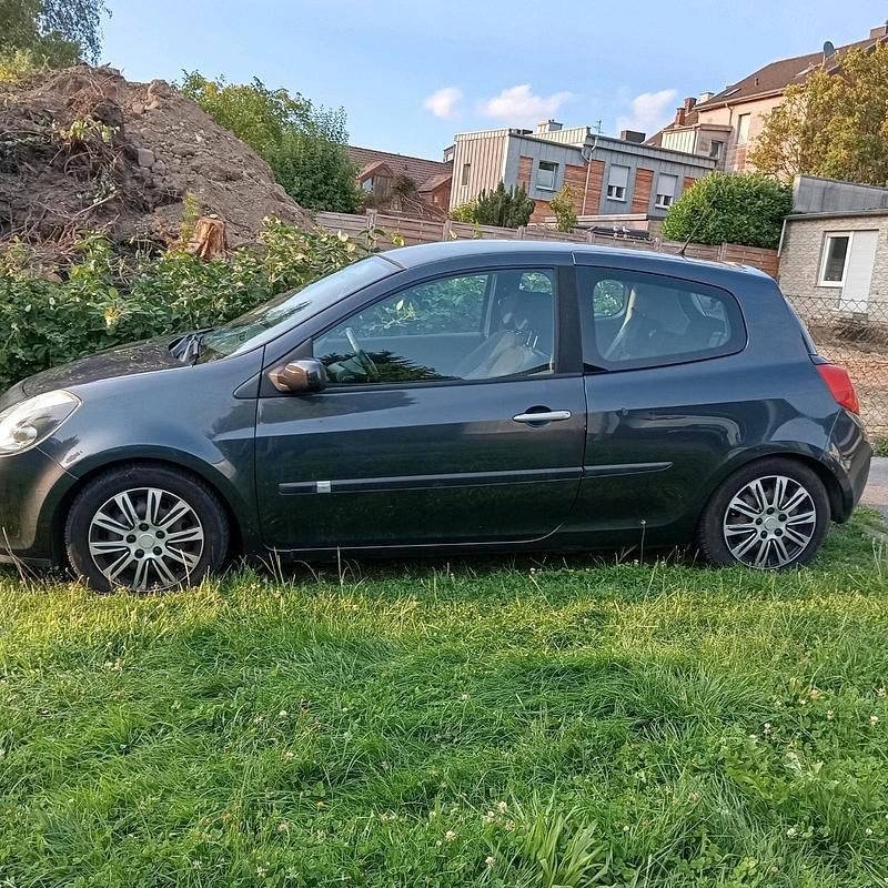 Silber Gebraucht 2005 Renault Clio III Limousine | 1.500 € (Superpreis) - Bild 1/4