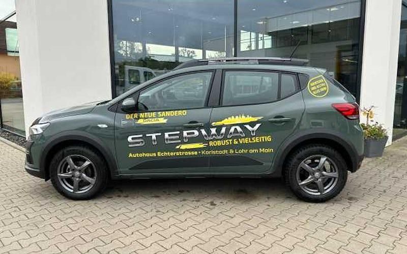 Gebraucht Dacia Sandero Expression 91 PS (66 kW) 2024 Safarigrüngrau Kleinwagen