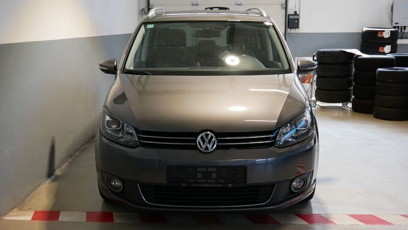 Grau Gebraucht 2015 VW Touran Highline Van / Kleinbus | 14.990 € (Guter Preis) - Bild 1/4