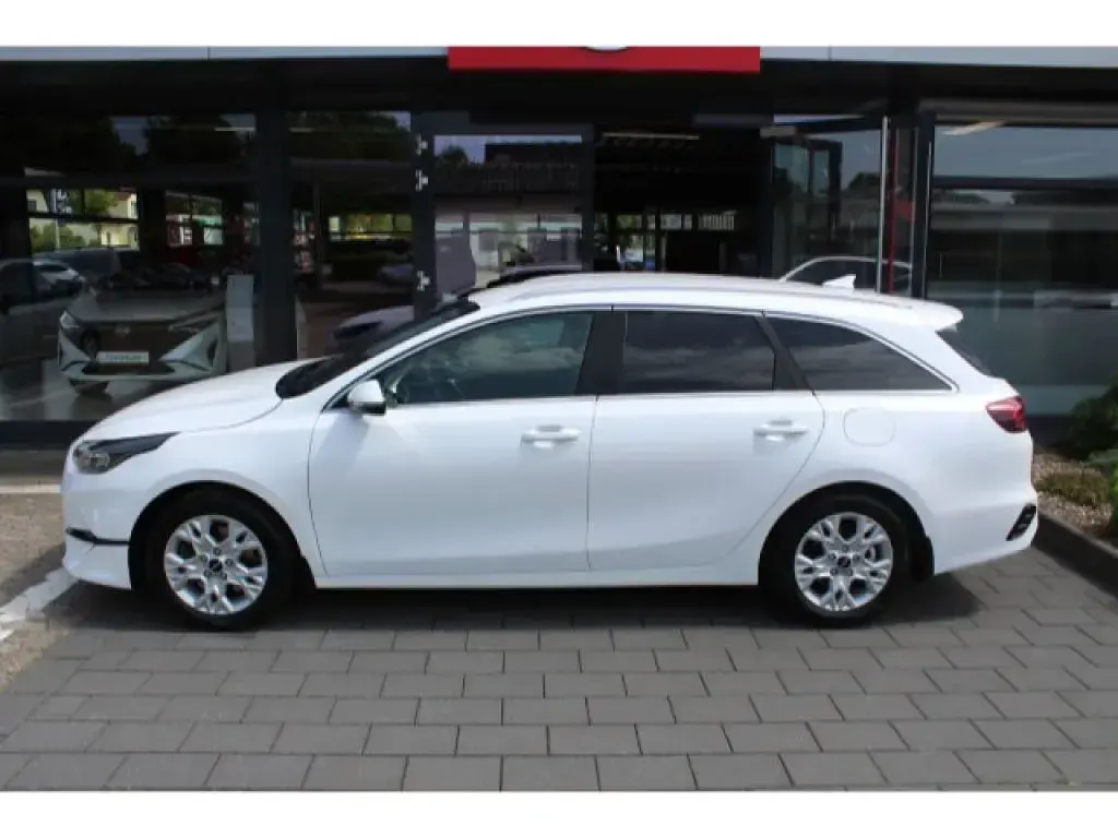 Używany Kia Ceed LX 160 KM (117 kW) 2023 Biały Hatchback