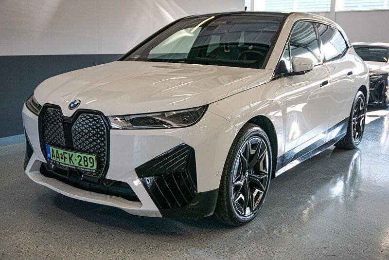 Weiß Gebraucht 2022 BMW iX Sport Line SUV | 69.900 € - Bild 1/4