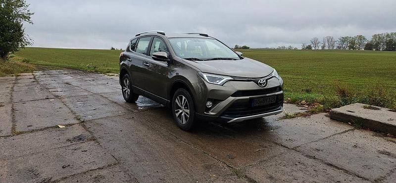 Braun Gebraucht 2016 Toyota RAV4 Comfort SUV | 17.500 € (Fairer Preis) - Bild 1/4