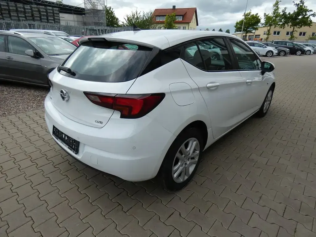 Używany Opel Astra Edition 110 KM (80 kW) 2017 Biały Sedan/Limuzyna