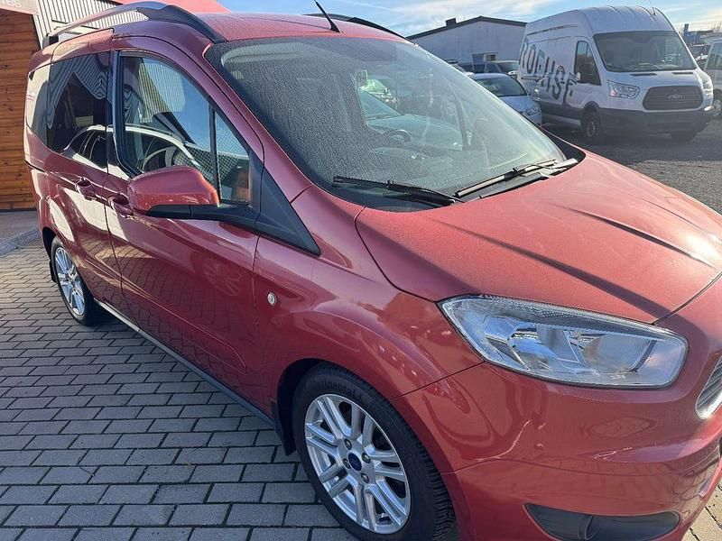 Gebraucht Ford Tourneo Courier Titanium 95 PS (69 kW) 2017 Orange Van / Kleinbus