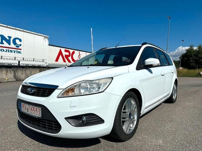 Weiß Gebraucht 2010 Ford Focus Kombi | 1.950 € (Superpreis) - Bild 1/4