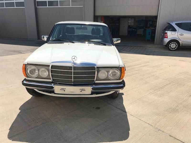 Gebraucht Mercedes 200 107 PS (78 kW) 1982 Weiß Limousine