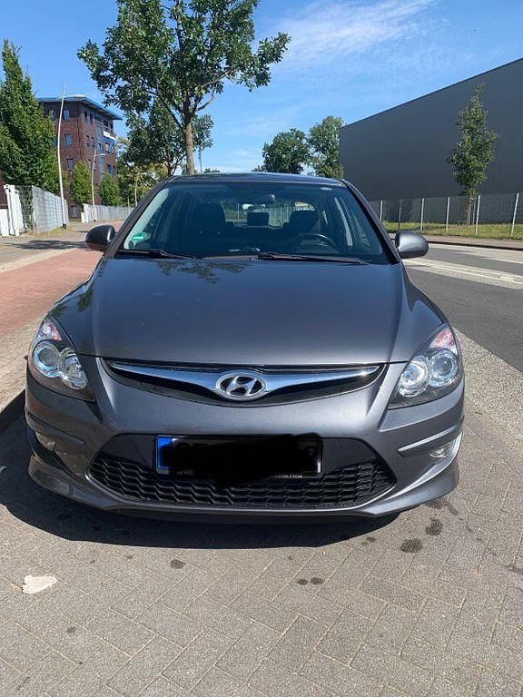 Grau Gebraucht 2010 Hyundai i30 Edition+ Limousine | 3.800 € (Etwas zu teuer) - Bild 1/4
