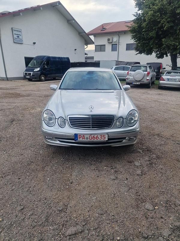 Grau Gebraucht 2003 Mercedes E320 Avantgarde Limousine | 13.999 € - Bild 1/4