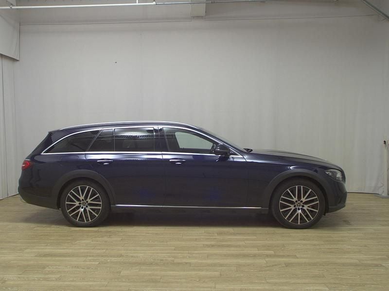 Blau Gebraucht 2021 Mercedes E220 Avantgarde Kombi | 23.490 € (Guter Preis) - Bild 1/4