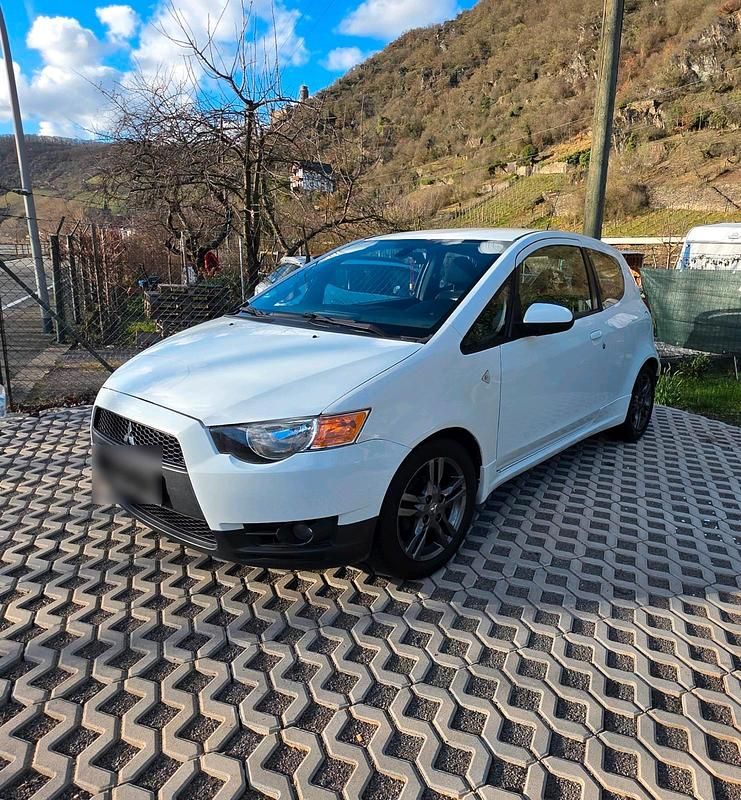 Gebraucht Mitsubishi Colt 75 PS (55 kW) 2010 Weiß Kleinwagen