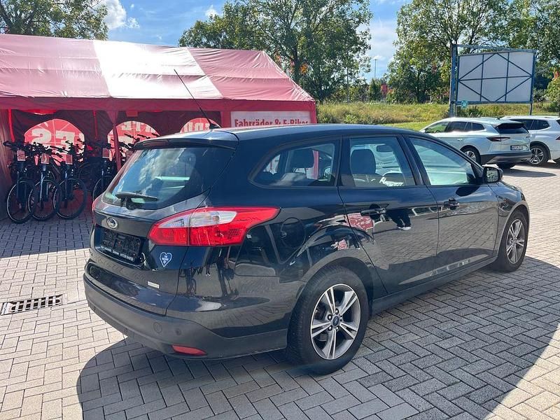 Gebraucht Ford Focus Ambiente 125 PS (91 kW) 2014 Schwarz Limousine