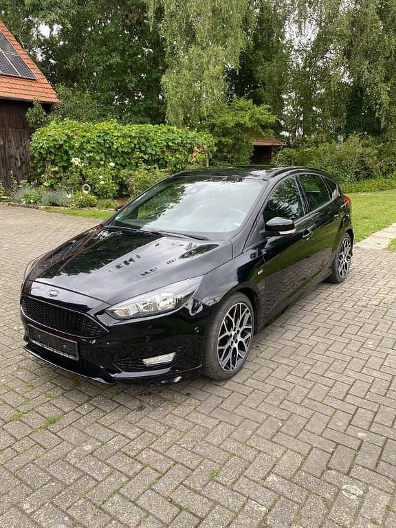 Schwarz Gebraucht 2017 Ford Focus ST-Line Limousine | 8.000 € (Superpreis) - Bild 1/4