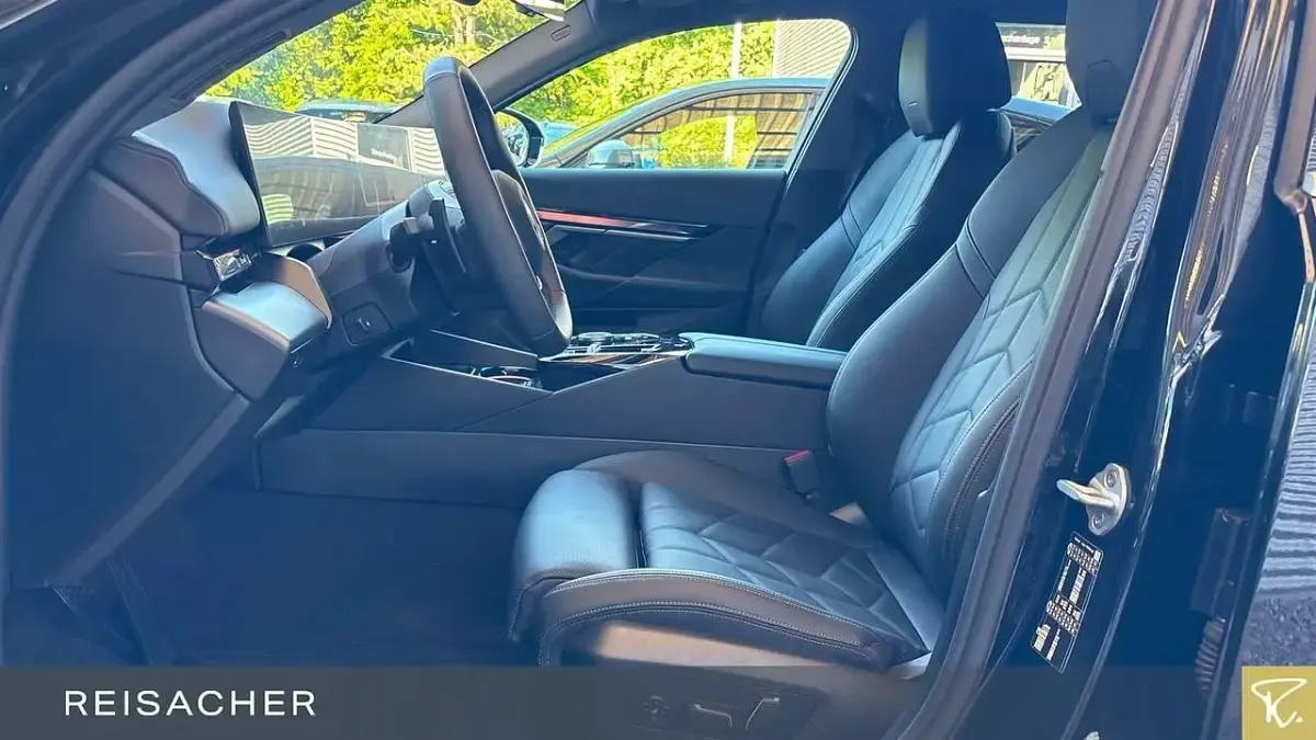 Gebraucht BMW 520 Comfort Edition 197 PS (144 kW) 2025 Saphirschwarz metallic Kombi