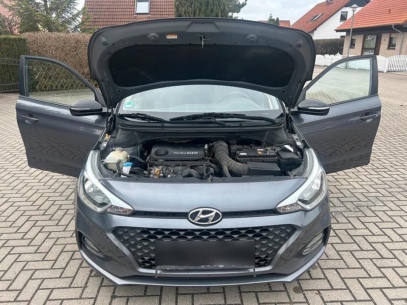 Gebraucht Hyundai i20 101 PS (74 kW) 2020 Grau Kleinwagen