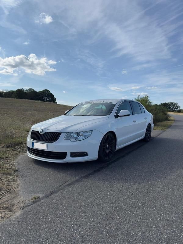 Weiß Gebraucht 2008 Skoda Superb Limousine | 7.300 € (Guter Preis) - Bild 1/4