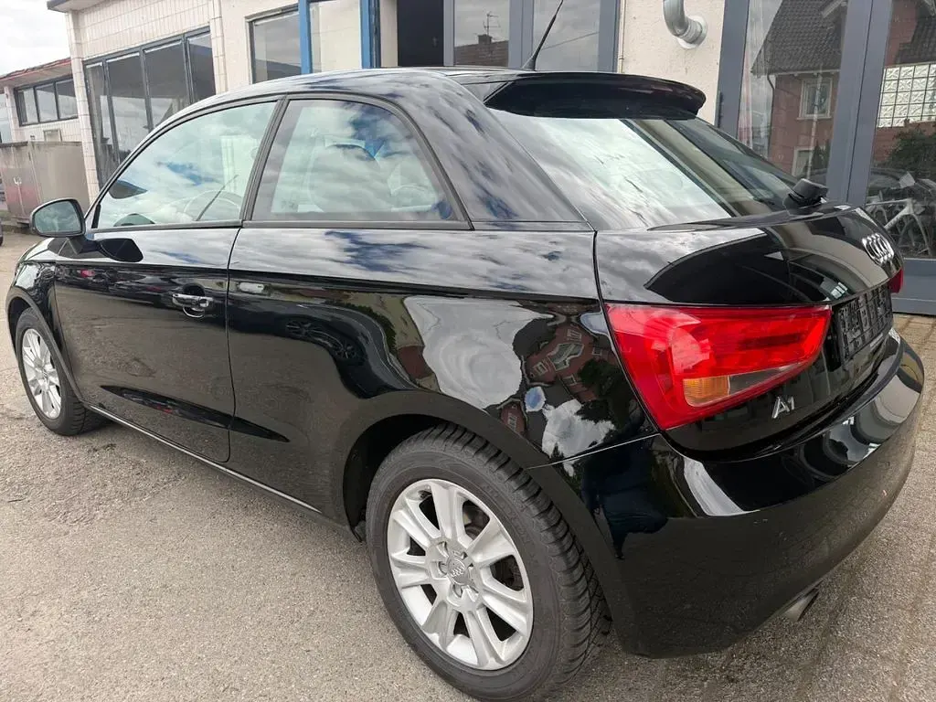 Używany Audi A1 Attraction 105 KM (77 kW) 2012 Czarny Hatchback