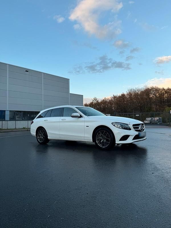 Gebraucht Mercedes C300e 313 PS (230 kW) 2021 Weiß Kombi