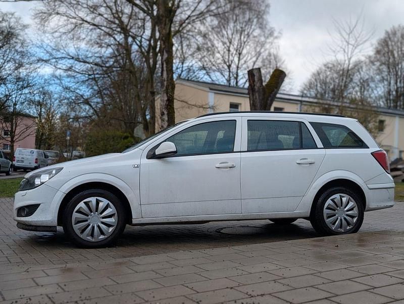 Gebraucht Opel Astra Selection 116 PS (85 kW) 2011 Weiß Limousine