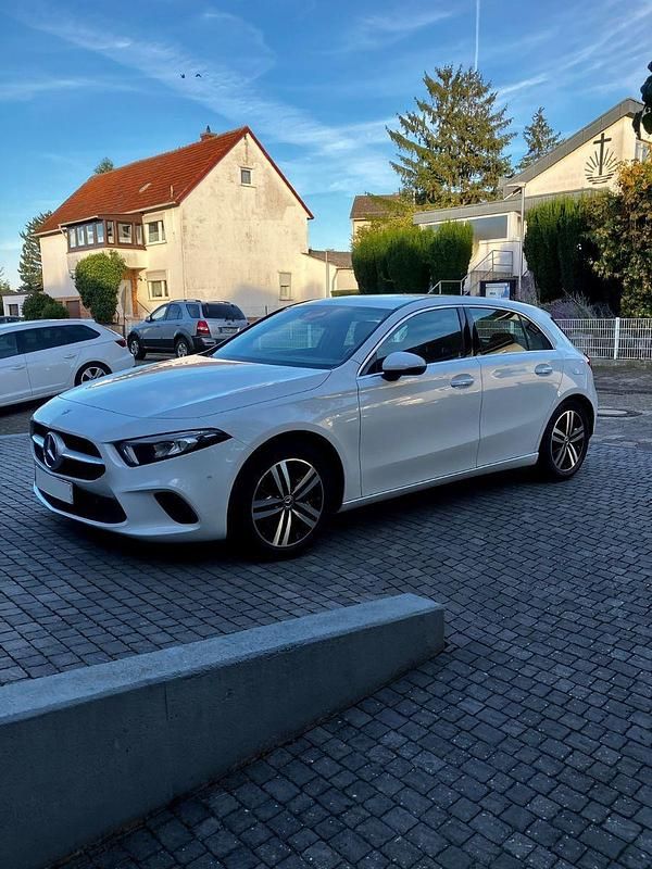 Weiß Gebraucht 2020 Mercedes A200 Limousine | 19.900 € (Guter Preis) - Bild 1/4