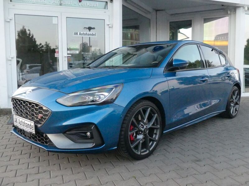 Performanceblau metallic Gebraucht 2020 Ford Focus ST Limousine | 21.590 € (Guter Preis) - Bild 1/4