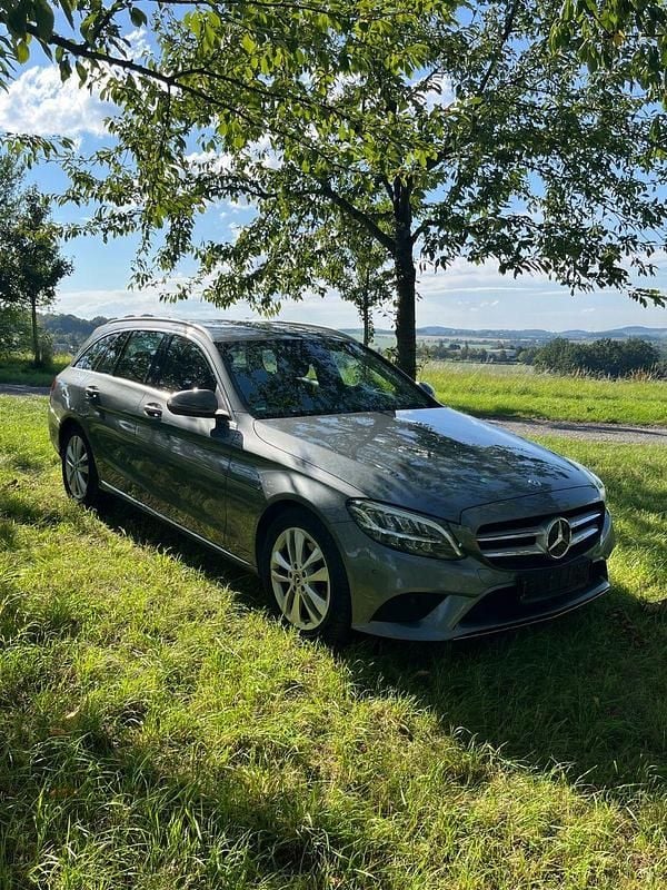 Grau Gebraucht 2019 Mercedes C200 Kombi | 15.300 € (Superpreis) - Bild 1/4