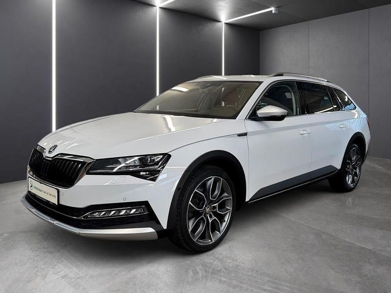 Moonweiss metallic Gebraucht 2023 Skoda Superb Scout 4x4 Kombi | 32.799 € - Bild 1/4