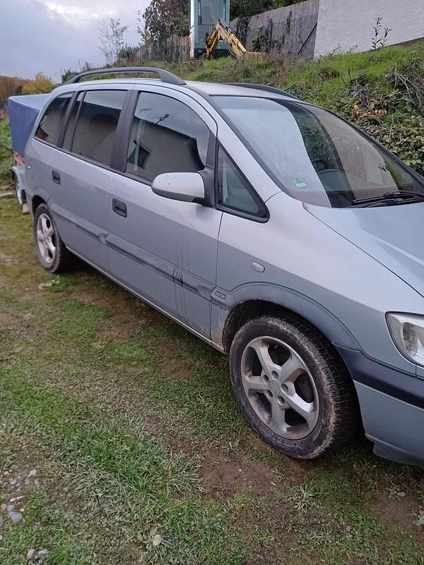 Grau Gebraucht 2002 Opel Zafira Limousine | 1.000 € (Guter Preis) - Bild 1/4