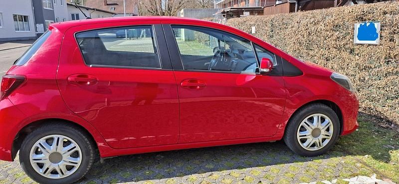 Rot Gebraucht 2016 Toyota Yaris Kleinwagen | 8.100 € (Guter Preis) - Bild 1/4