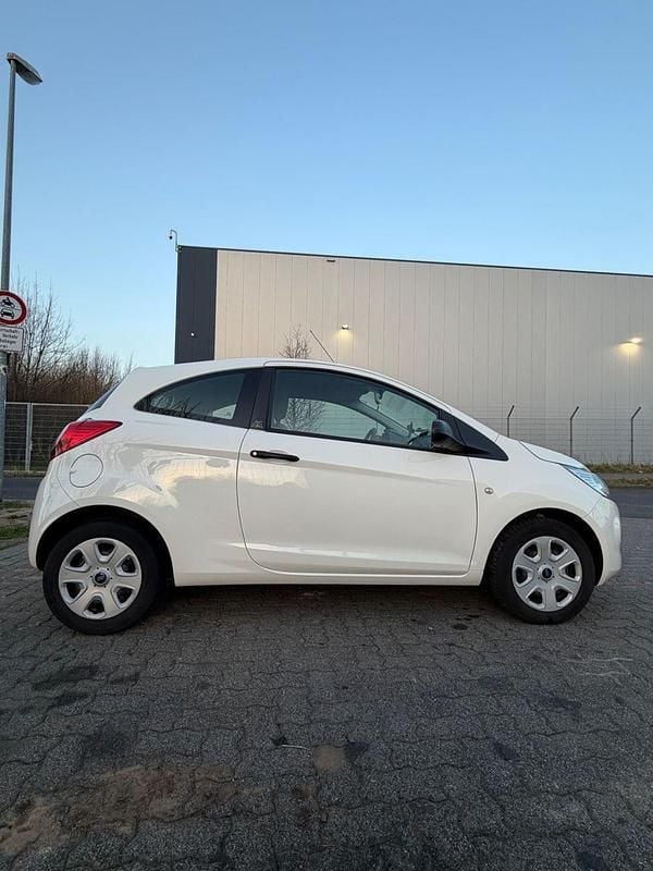 Gebraucht Ford Ka Trend 69 PS (50 kW) 2015 Weiß Kleinwagen