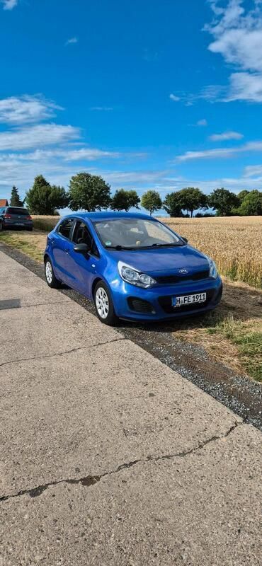 Blau Gebraucht 2013 Kia Rio Kleinwagen | 6.200 € - Bild 1/4
