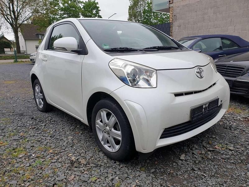 Weiß (metallic) Gebraucht 2009 Toyota iQ Kleinwagen | 5.390 € (Fairer Preis) - Bild 1/4