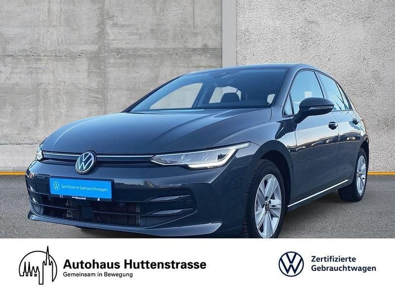 Delfingrau metallic Gebraucht 2024 VW Golf VIII Life Limousine | 21.240 € (Superpreis) - Bild 1/4