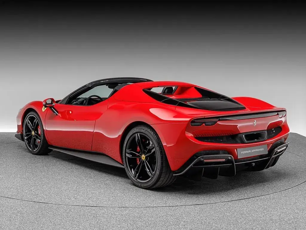 Second-hand Ferrari 296 829 CP (609 kW) 2025 Roșu Cabrio