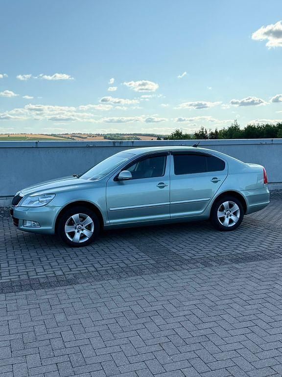 Grün Gebraucht 2012 Skoda Octavia Elegance Limousine | 8.995 € (Fairer Preis) - Bild 1/2