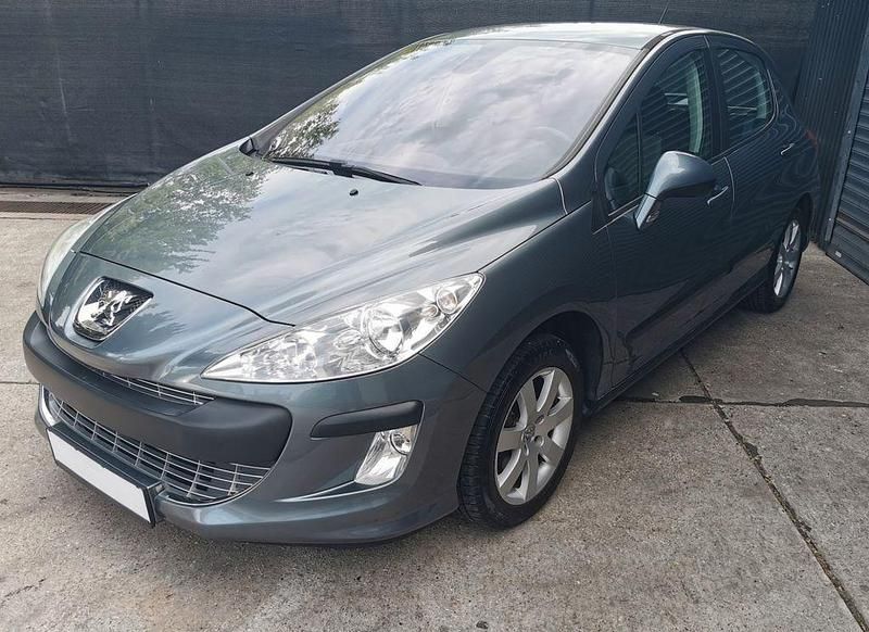 Grau Gebraucht 2009 Peugeot 308 Limousine | 3.900 € (Fairer Preis) - Bild 1/4