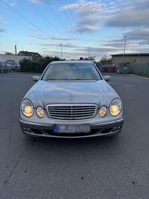 Silber Gebraucht 2005 Mercedes E280 Limousine | 6.800 € - Bild 1/4