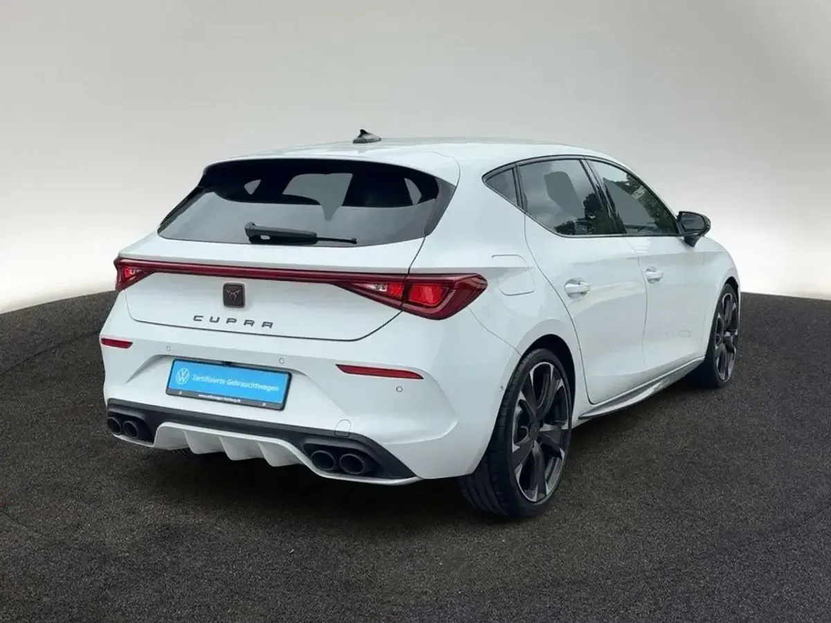 Gebraucht Cupra Leon VZ 300 PS (220 kW) 2024 Nevada weiß metallic Limousine