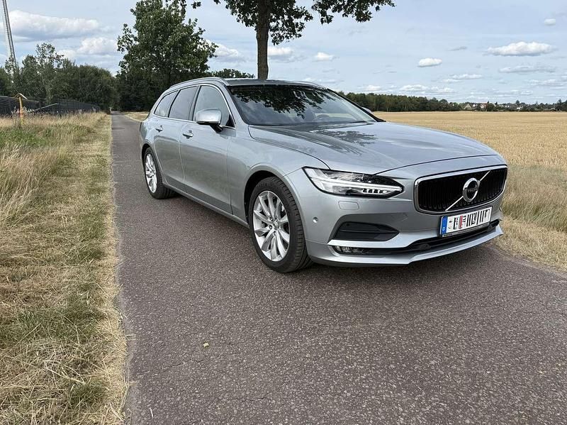 Silber Gebraucht 2017 Volvo V90 Momentum Kombi | 22.200 € (Fairer Preis) - Bild 1/4