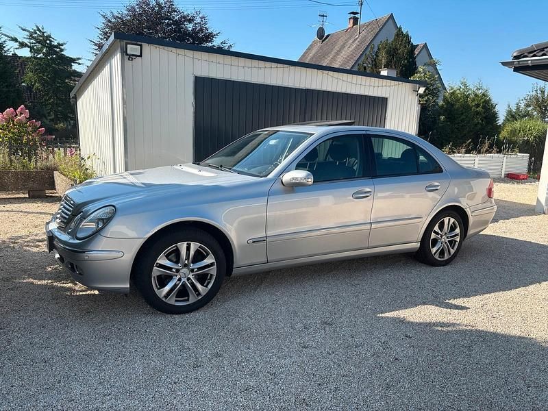 Silber Gebraucht 2004 Mercedes E240 Elegance Limousine | 4.500 € (Guter Preis) - Bild 1/4