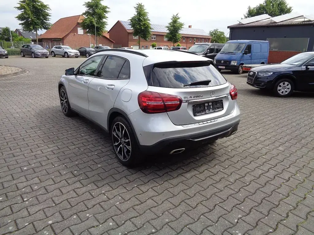 Gebraucht Mercedes GLA200 Urban 136 PS (100 kW) 2019 Iridiumsilber  metalliclack SUV
